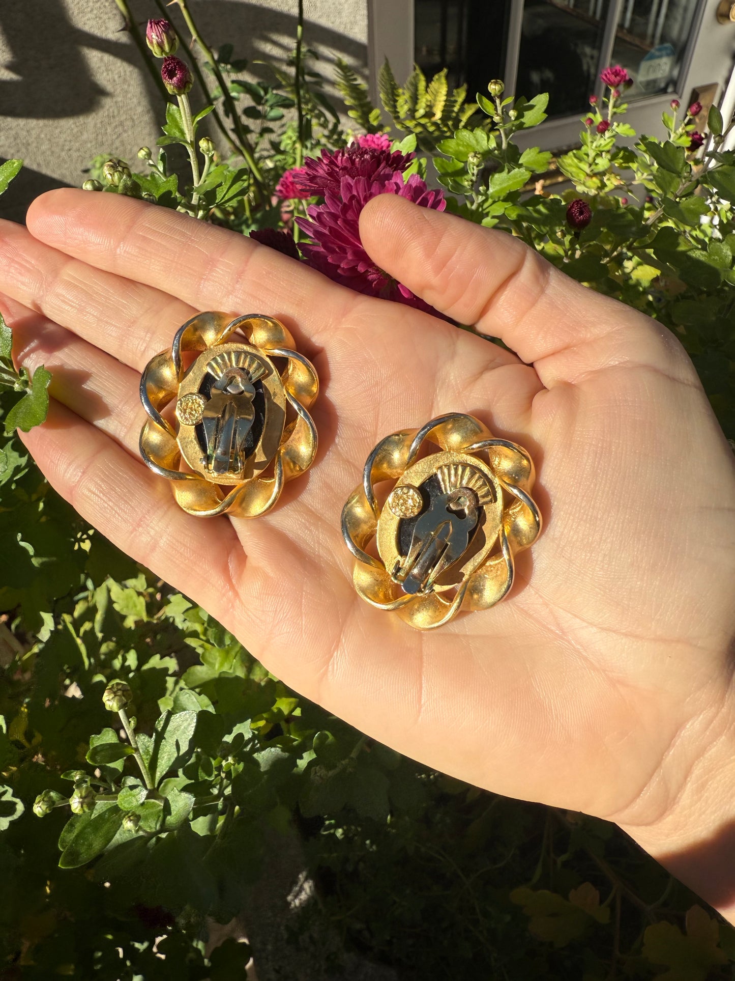 Vintage Gold Tone Black Cabachon Clip-On Earrings