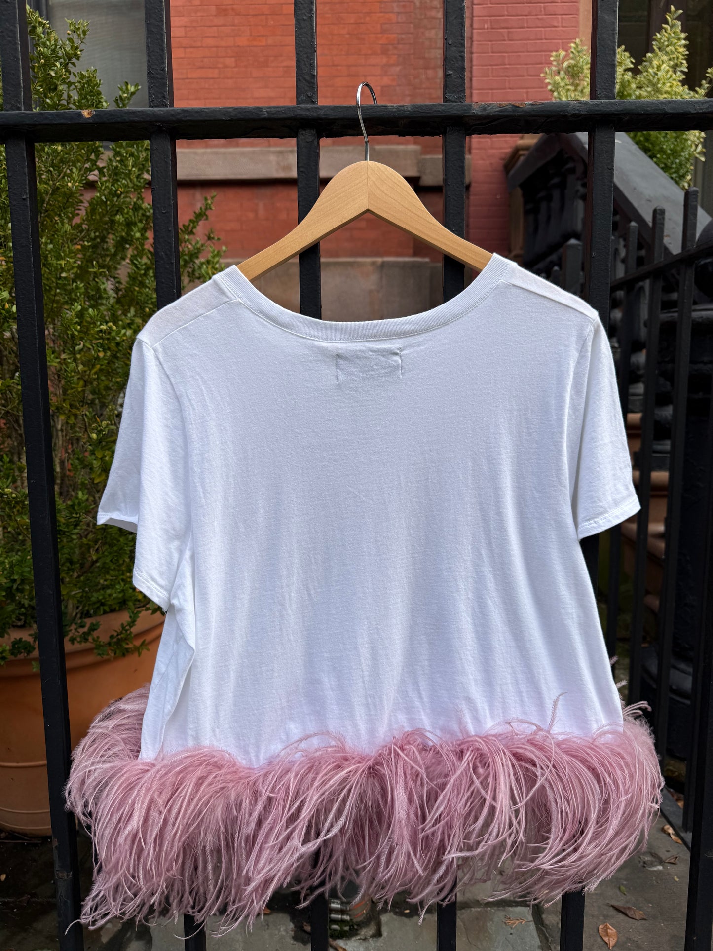 The Lita Feather T-shirt, white & blush
