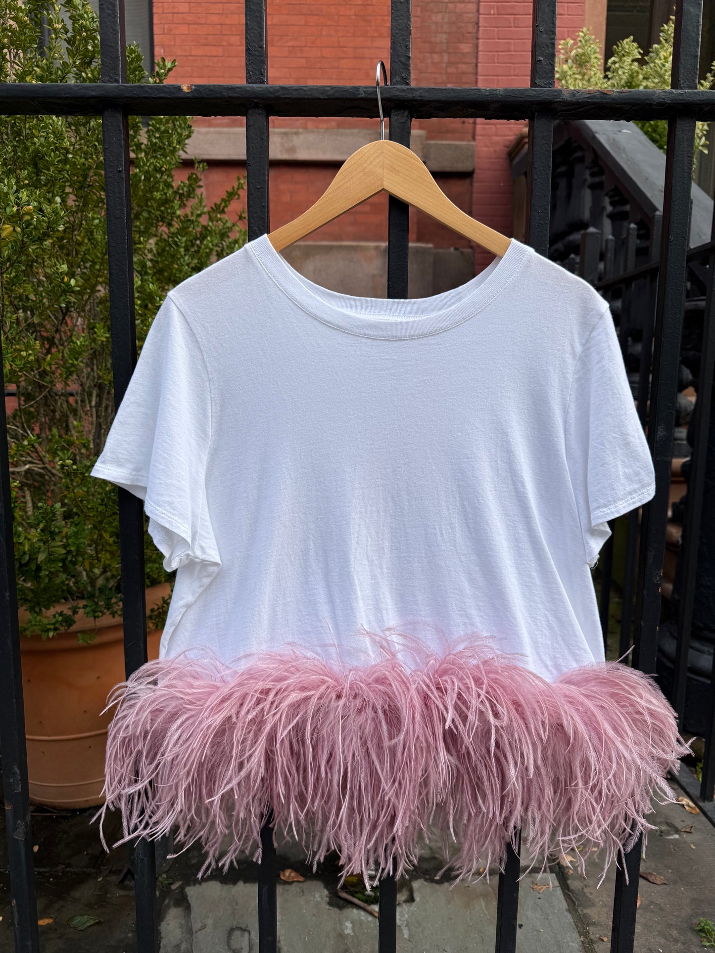 The Lita Feather T-shirt, white & blush