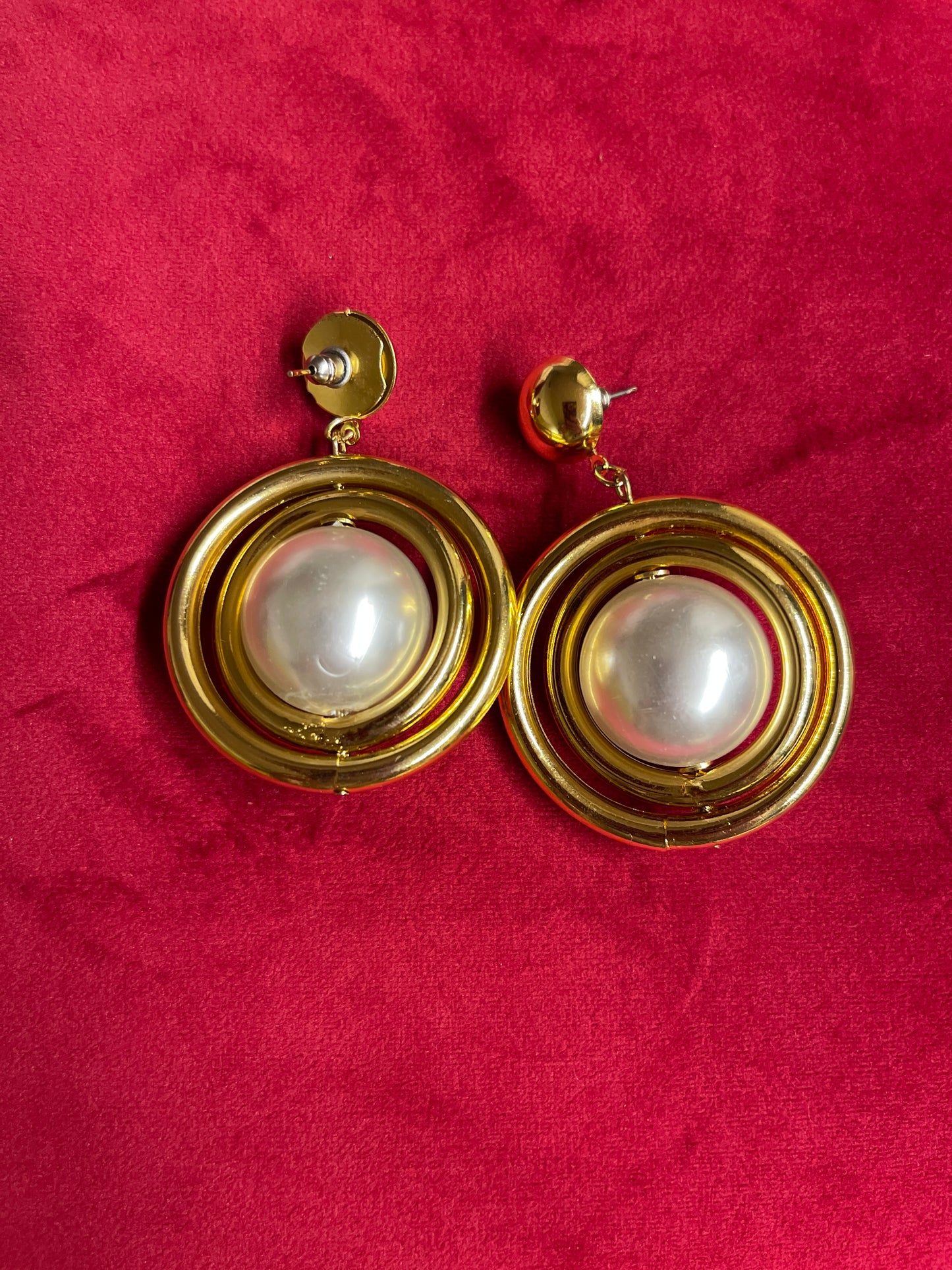 Vintage gold tone orbital pearl earrings