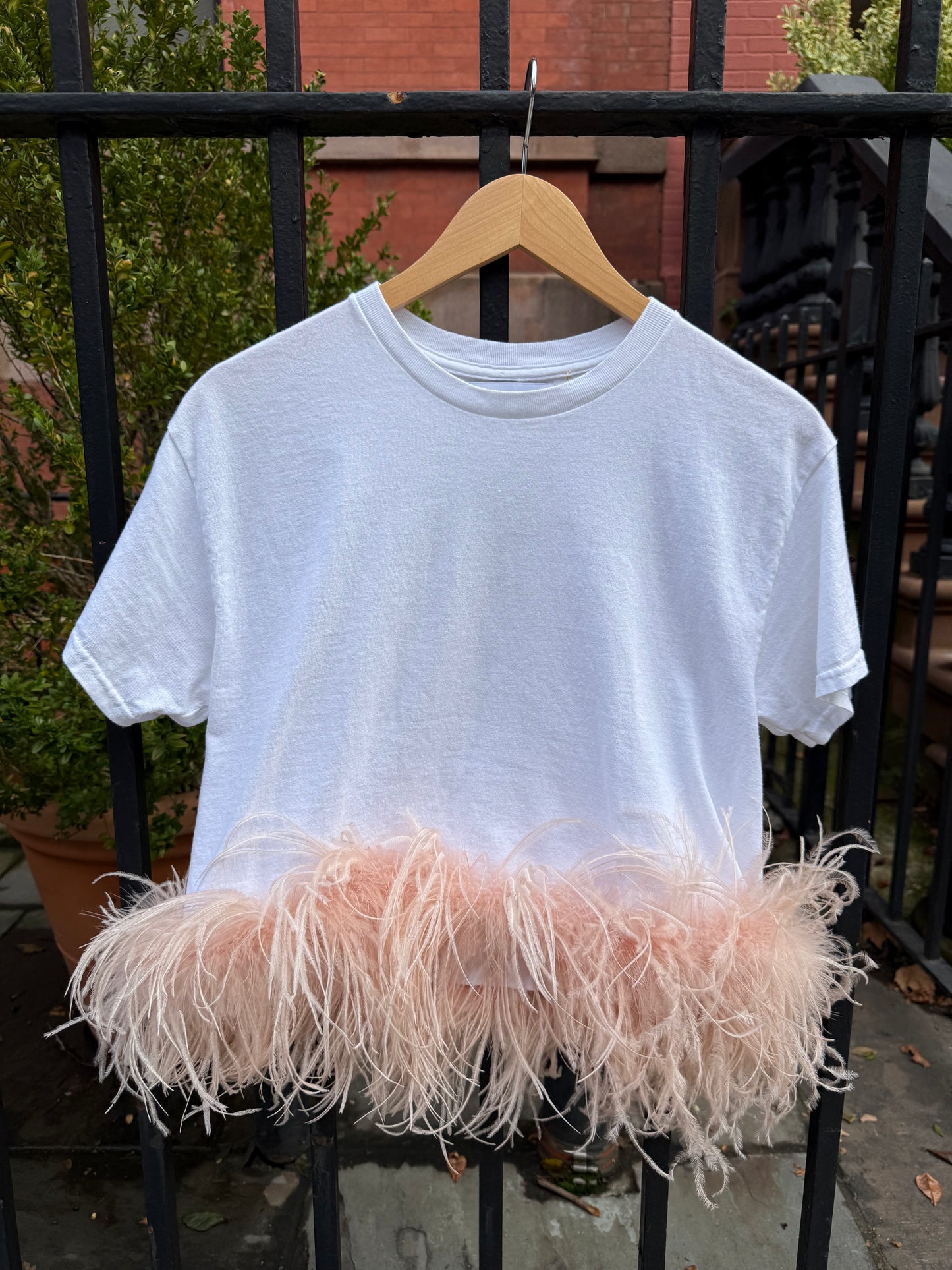 The Lita Feather T-shirt, white & pink
