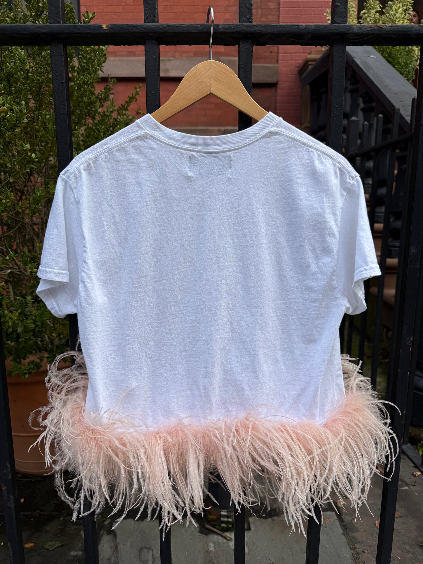 The Lita Feather T-shirt, white & pink