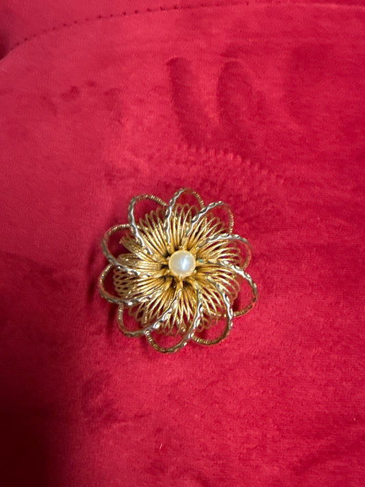 Round Gold Brooch w Pearl