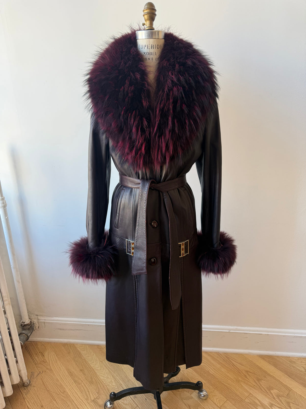 90s/Y2K Aubergine Leather trench w. Fox Fur cuff & collar