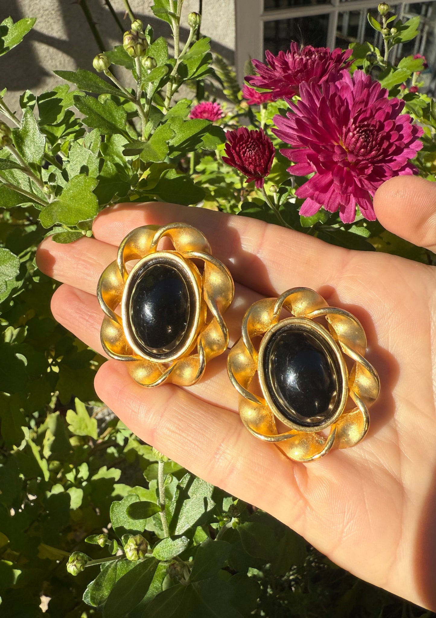 Vintage Gold Tone Black Cabachon Clip-On Earrings