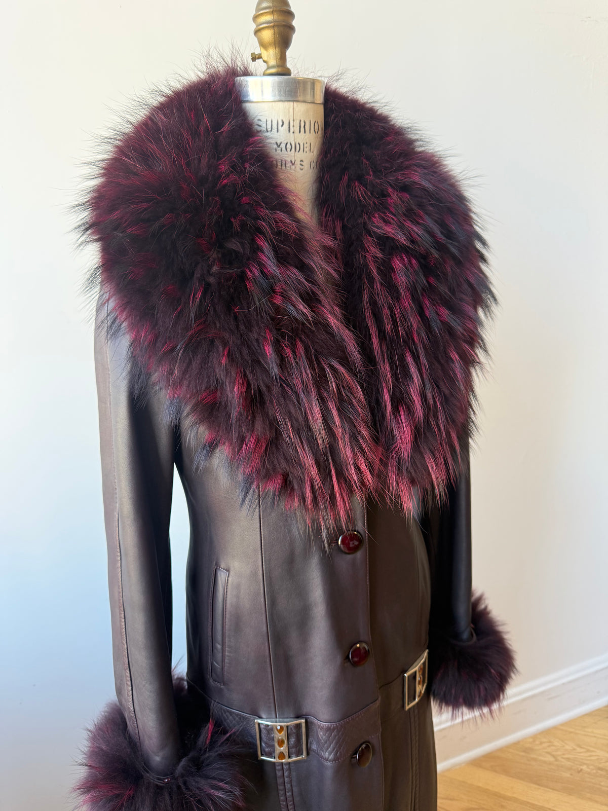 90s/Y2K Aubergine Leather trench w. Fox Fur cuff & collar