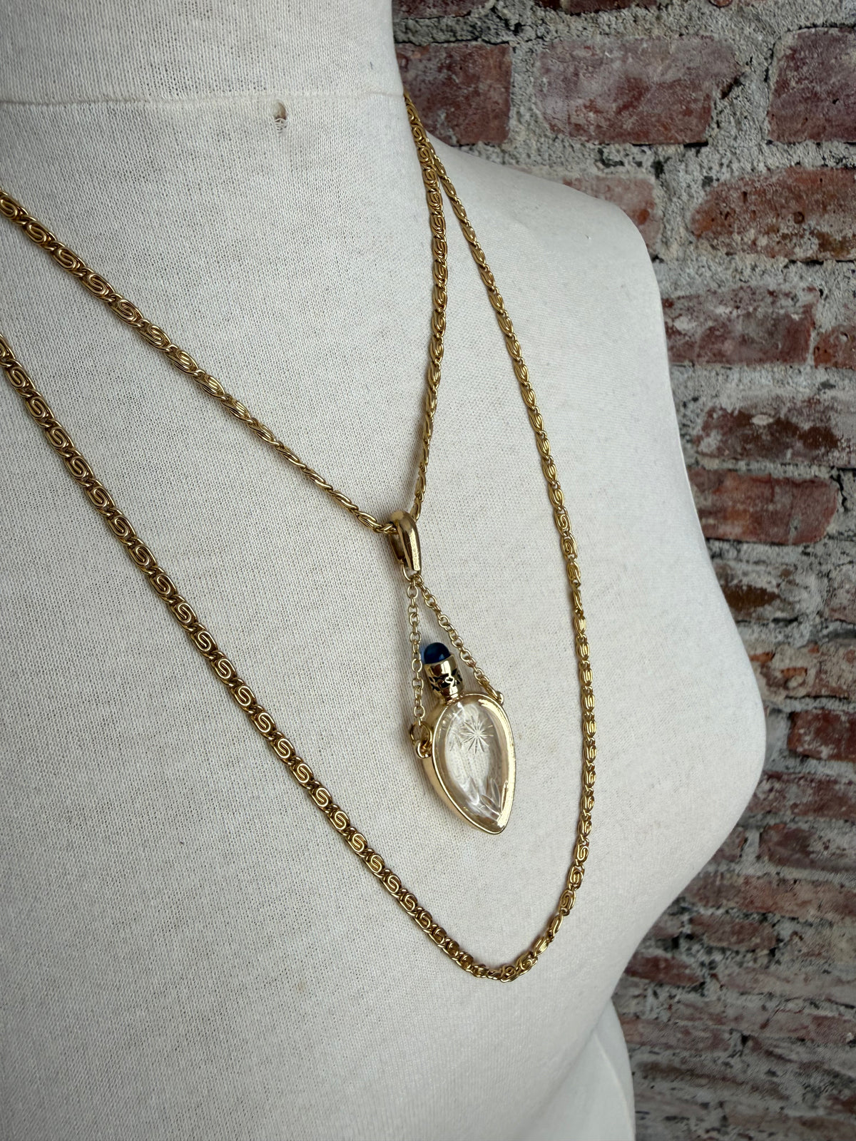 Vintage layered necklace w. Teardrop bottle