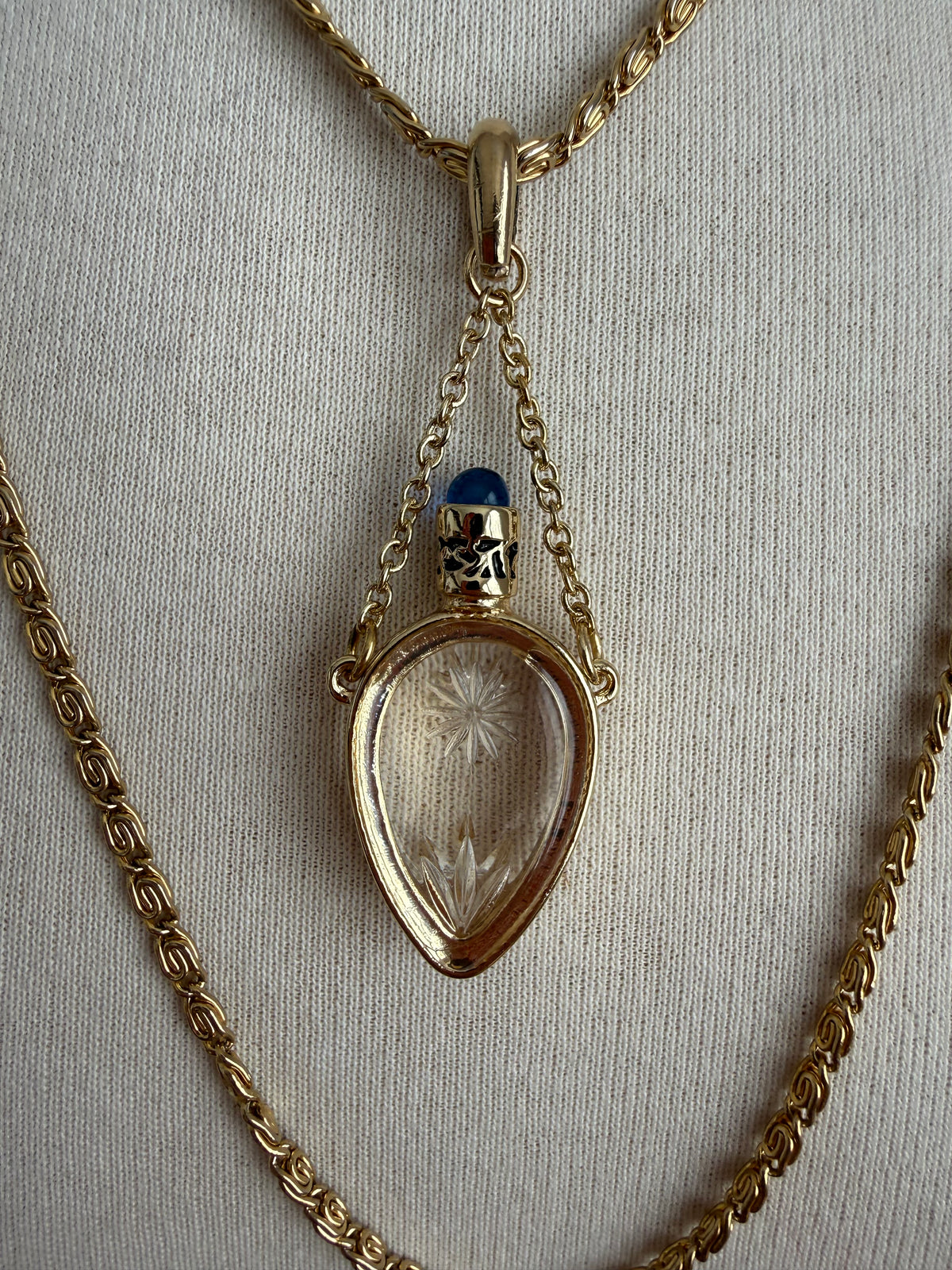 Vintage layered necklace w. Teardrop bottle