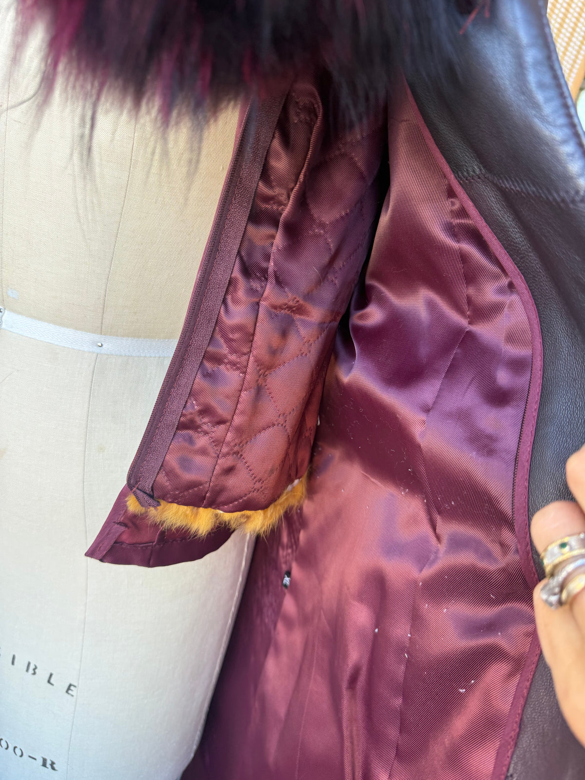 90s/Y2K Aubergine Leather trench w. Fox Fur cuff & collar