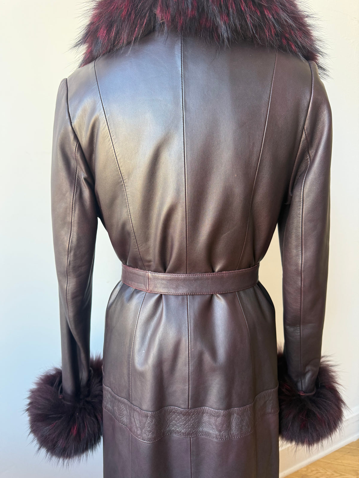 90s/Y2K Aubergine Leather trench w. Fox Fur cuff & collar