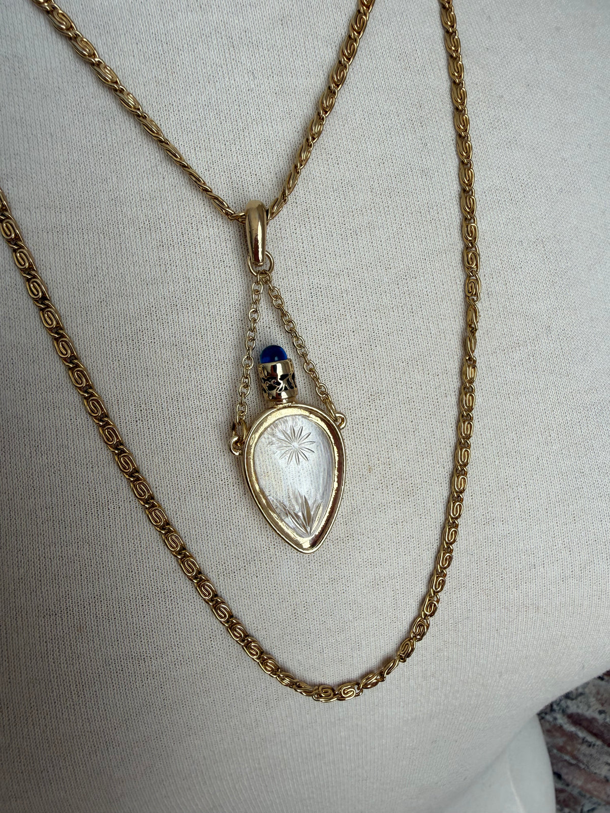 Vintage layered necklace w. Teardrop bottle