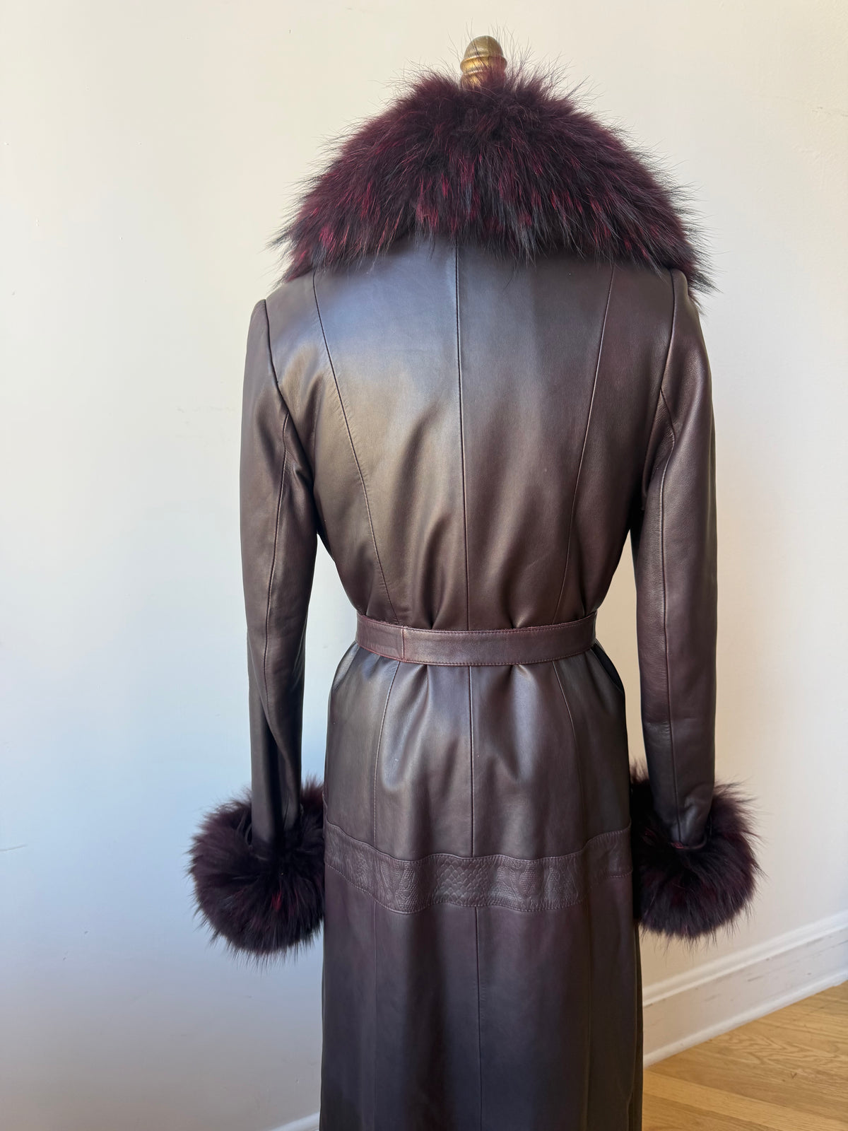 90s/Y2K Aubergine Leather trench w. Fox Fur cuff & collar