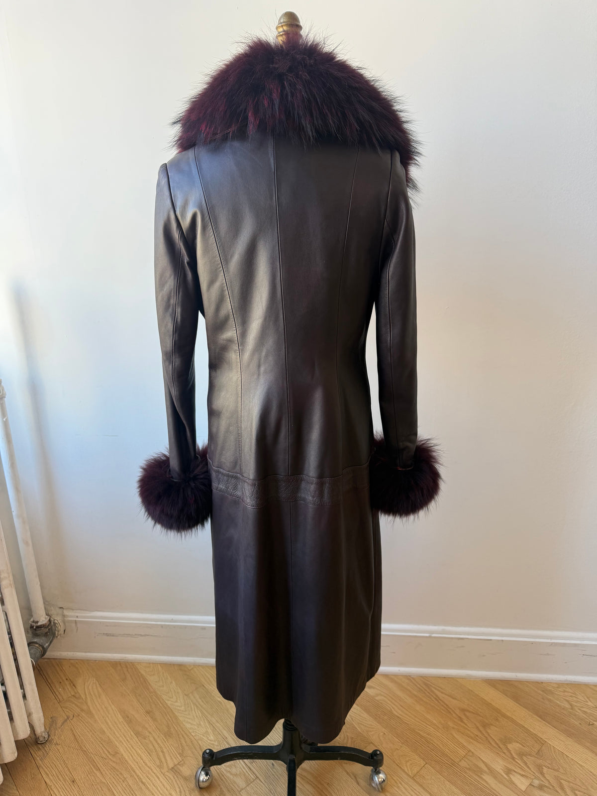 90s/Y2K Aubergine Leather trench w. Fox Fur cuff & collar